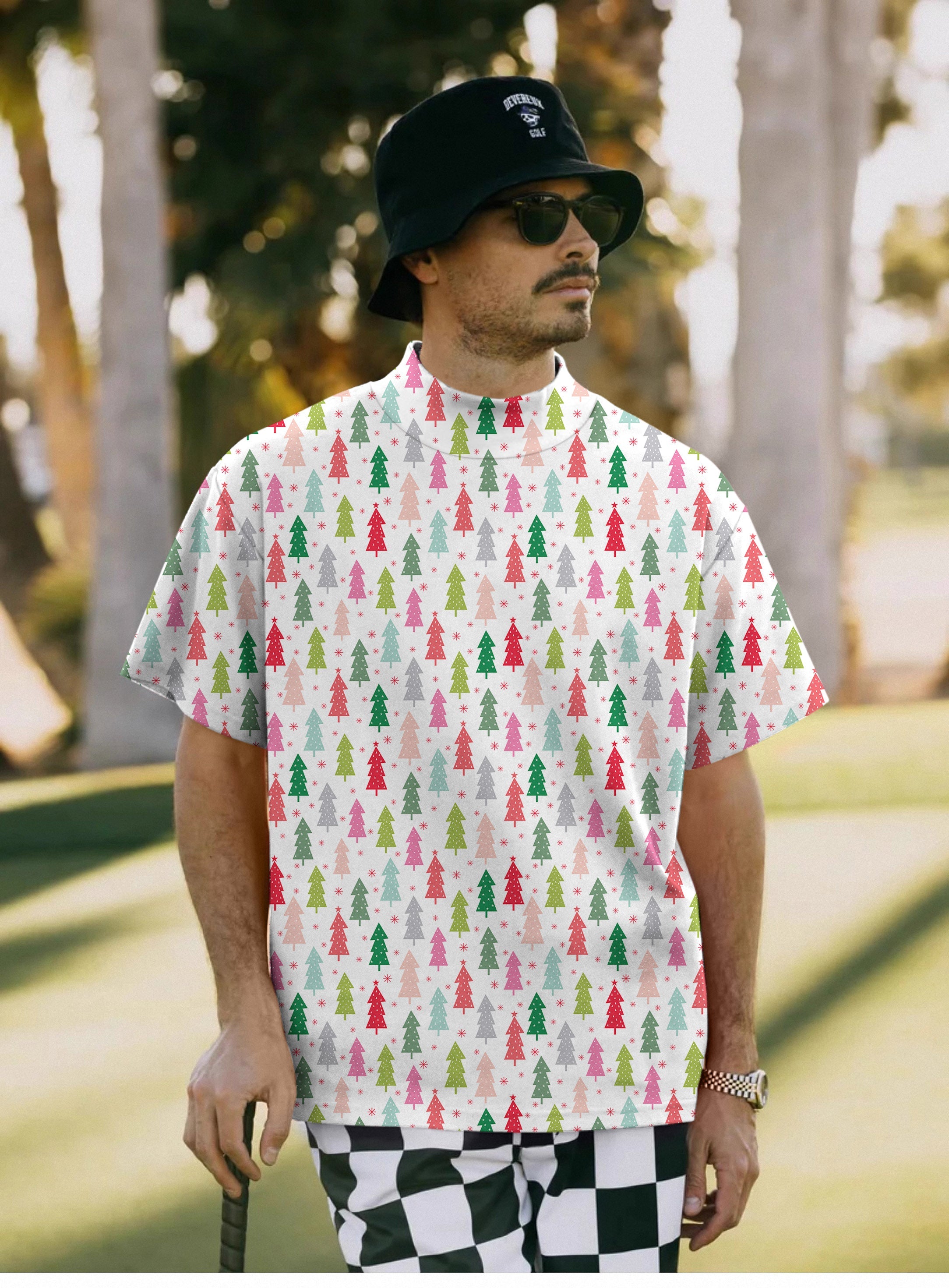 Men's colorful Christmas tree pullover T-shirt with high neck and short sleeves worn outdoors